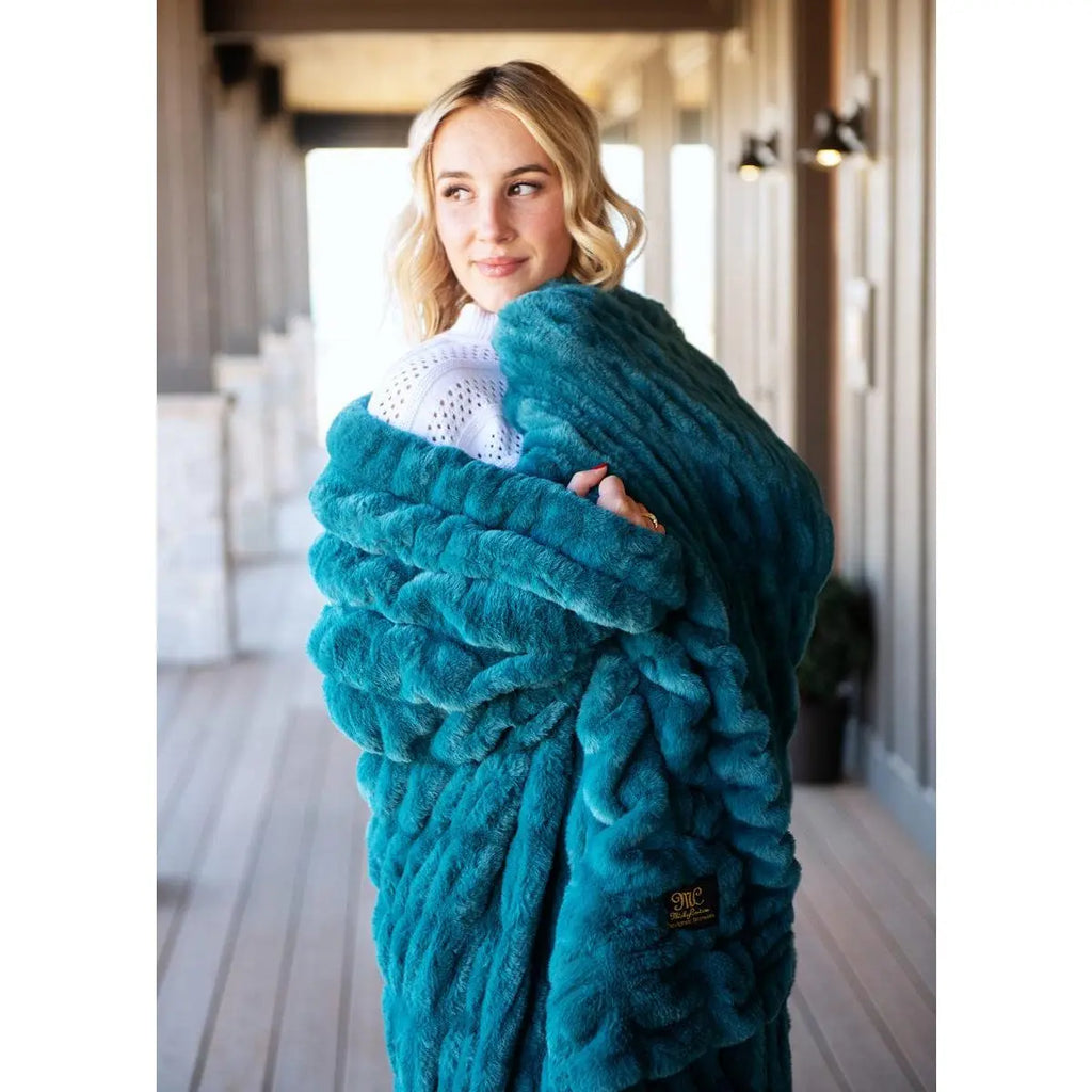 Hugs Deep Lake Blanket -Soft Turquoise Blanket with Stretchy Design, Ideal for Cuddling and Comfort