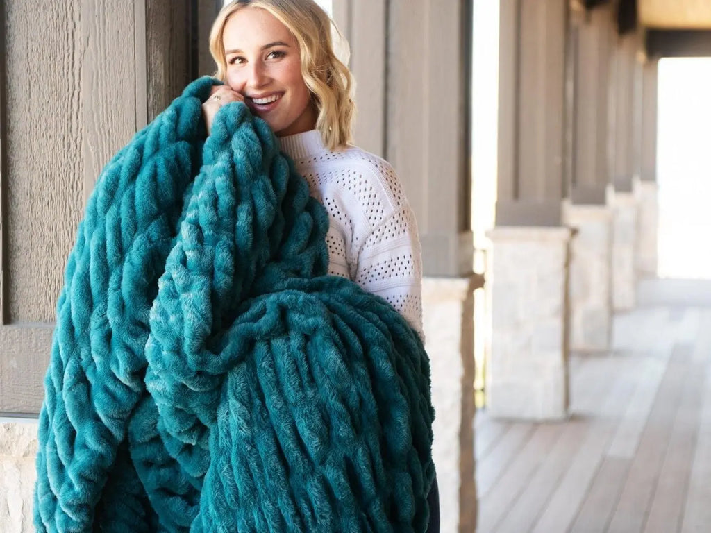 Hugs Deep Lake Blanket -Soft Turquoise Blanket with Stretchy Design, Ideal for Cuddling and Comfort