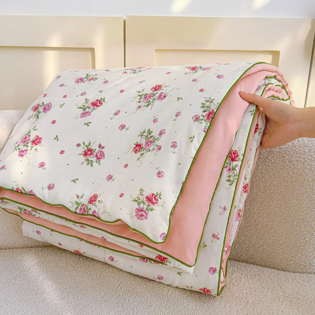 Pink Floral Summer Light Quilt: a Soft, Skin-Friendly, Lightweight Air-Conditioning Quilt and Summer Cooling Blanket, Perfect for Use in Summer Bedrooms (Including Beds), Offices, Living Rooms, and Home Relaxation, Breathable Summer Quilt