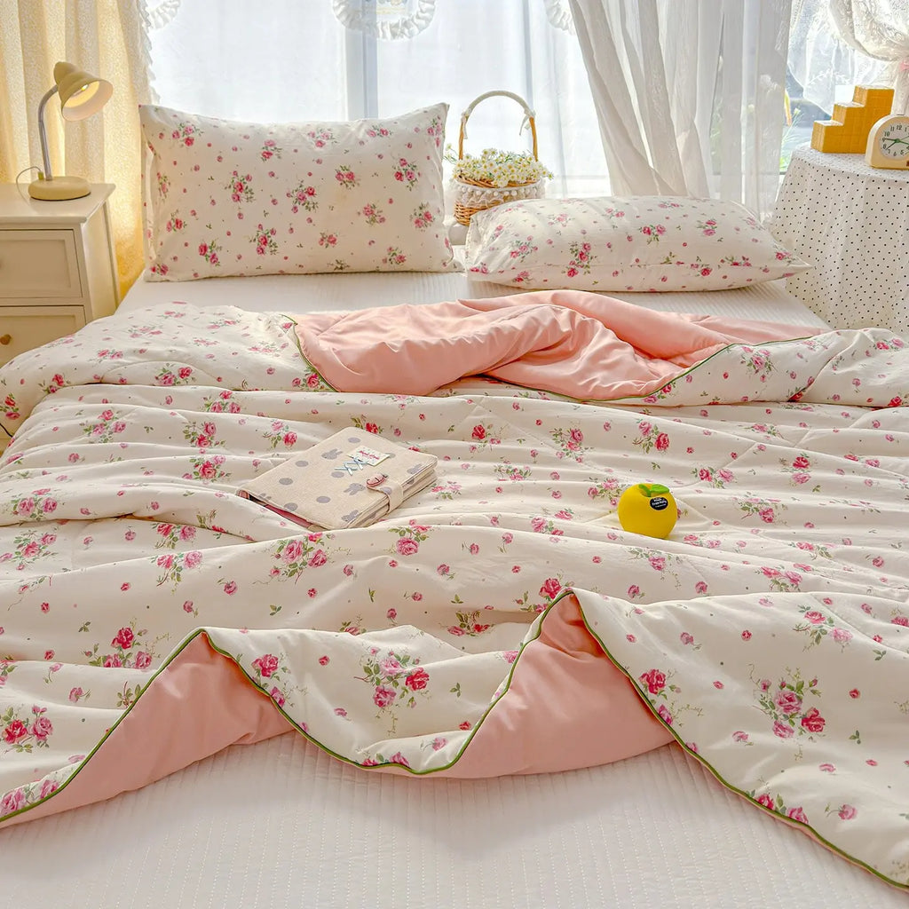 Pink Floral Summer Light Quilt: a Soft, Skin-Friendly, Lightweight Air-Conditioning Quilt and Summer Cooling Blanket, Perfect for Use in Summer Bedrooms (Including Beds), Offices, Living Rooms, and Home Relaxation, Breathable Summer Quilt