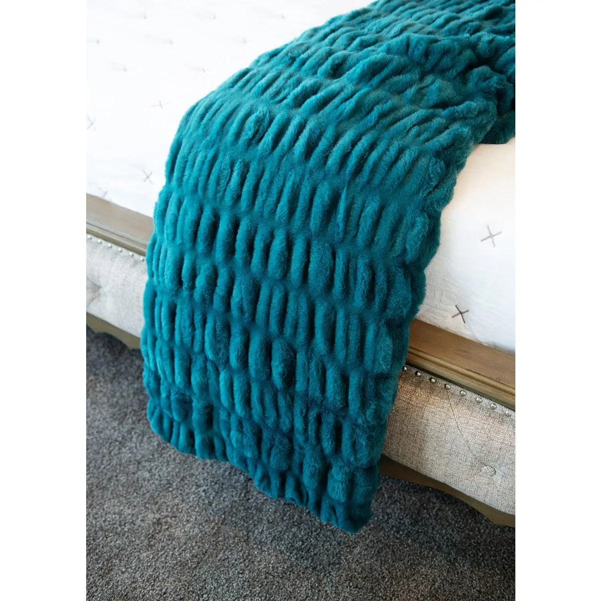 Hugs Deep Lake Blanket -Soft Turquoise Blanket with Stretchy Design, Ideal for Cuddling and Comfort